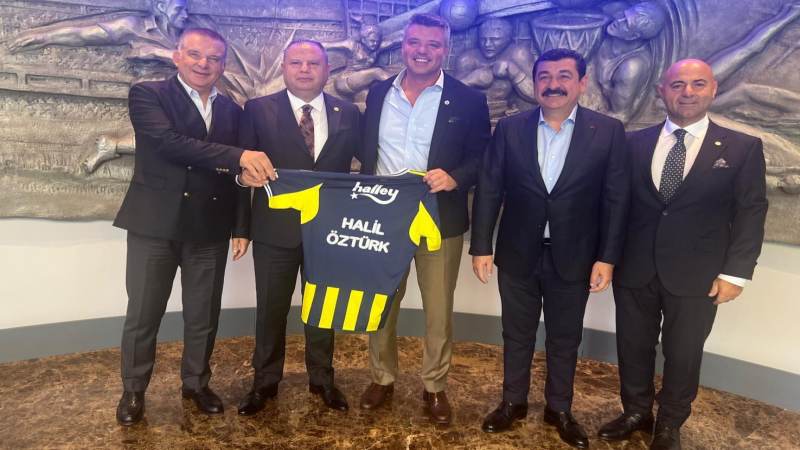 Kavga ettiği amcasını sokak ortasında tabancayla vurdu