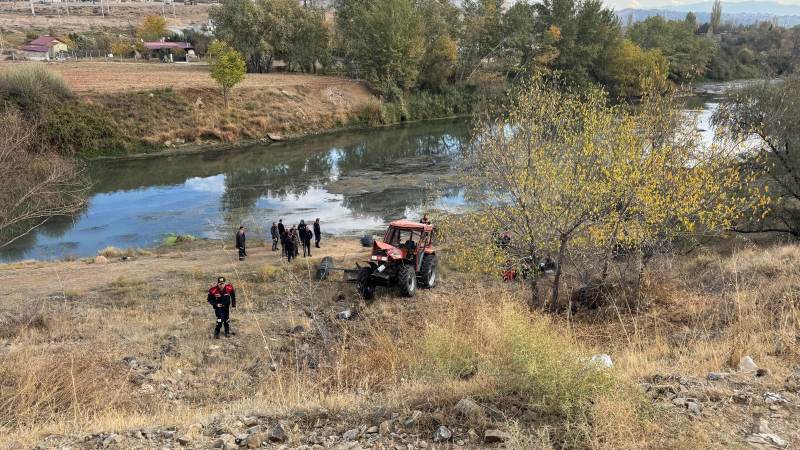 Kavga ettiği amcasını sokak ortasında tabancayla vurdu