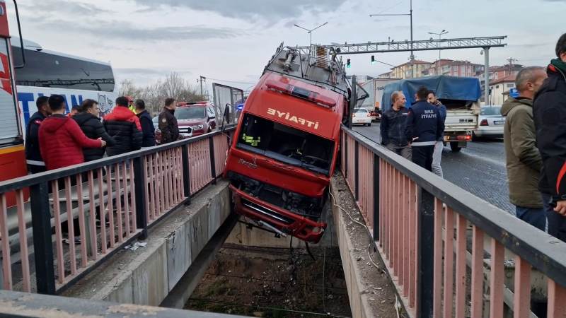 Kavga ettiği amcasını sokak ortasında tabancayla vurdu