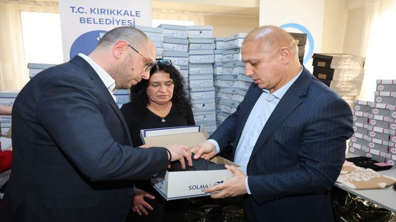 Kavga ettiği amcasını sokak ortasında tabancayla vurdu