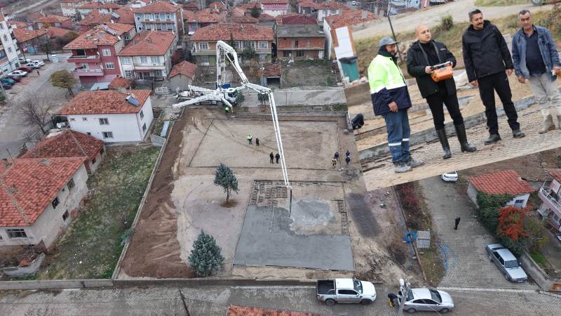 Kavga ettiği amcasını sokak ortasında tabancayla vurdu