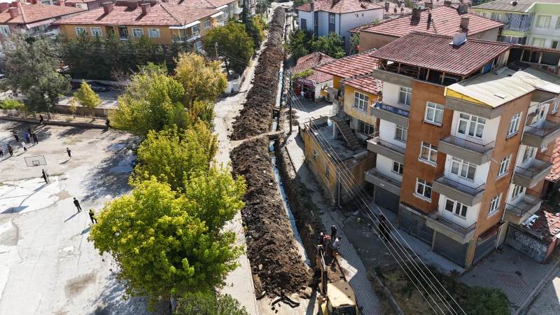Kavga ettiği amcasını sokak ortasında tabancayla vurdu
