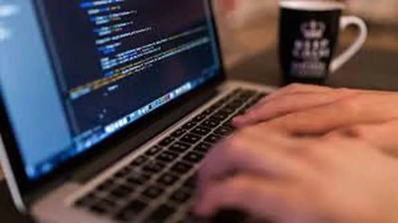 Kavga ettiği amcasını sokak ortasında tabancayla vurdu