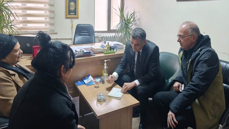 Kavga ettiği amcasını sokak ortasında tabancayla vurdu