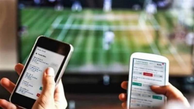 Kavga ettiği amcasını sokak ortasında tabancayla vurdu