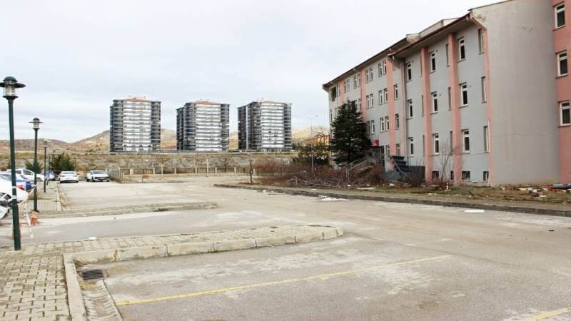 Kavga ettiği amcasını sokak ortasında tabancayla vurdu