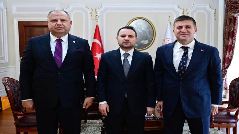 Kavga ettiği amcasını sokak ortasında tabancayla vurdu