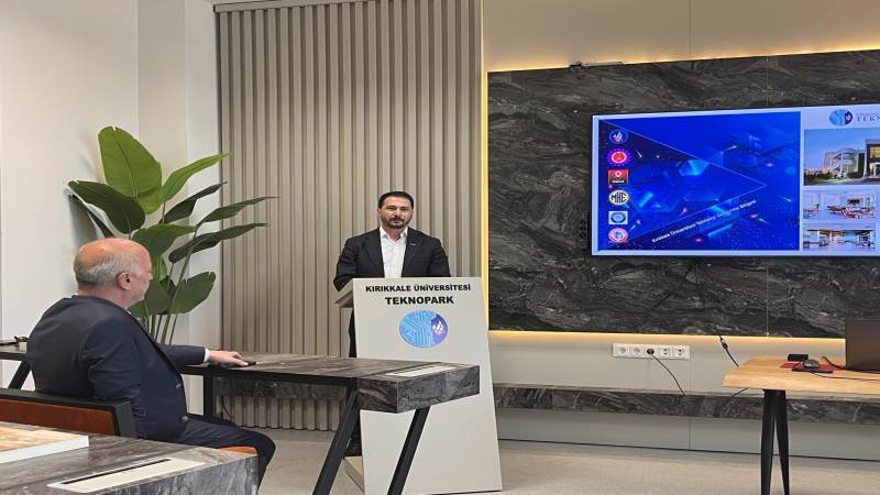 Kavga ettiği amcasını sokak ortasında tabancayla vurdu
