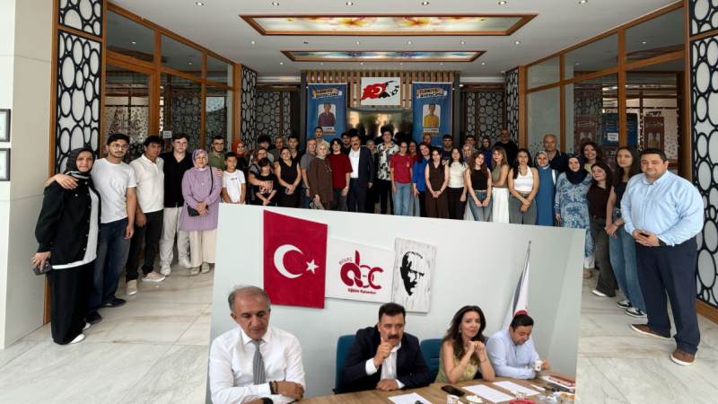 Kavga ettiği amcasını sokak ortasında tabancayla vurdu