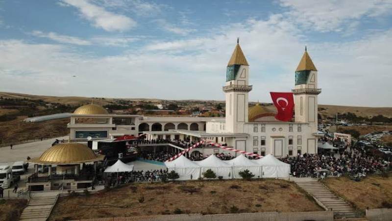 Kavga ettiği amcasını sokak ortasında tabancayla vurdu