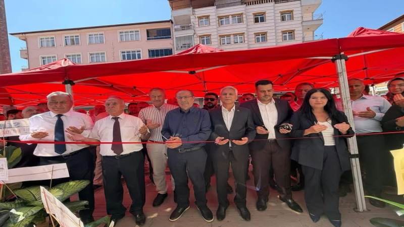 Kavga ettiği amcasını sokak ortasında tabancayla vurdu