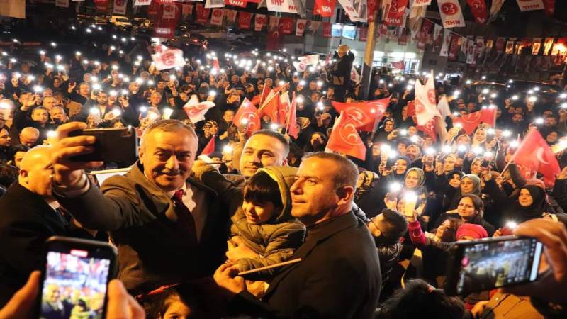 Kavga ettiği amcasını sokak ortasında tabancayla vurdu