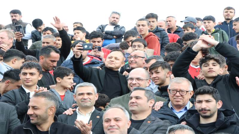 Kavga ettiği amcasını sokak ortasında tabancayla vurdu