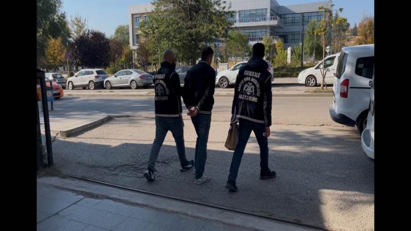 Kavga ettiği amcasını sokak ortasında tabancayla vurdu