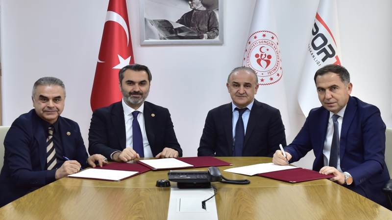 Kavga ettiği amcasını sokak ortasında tabancayla vurdu