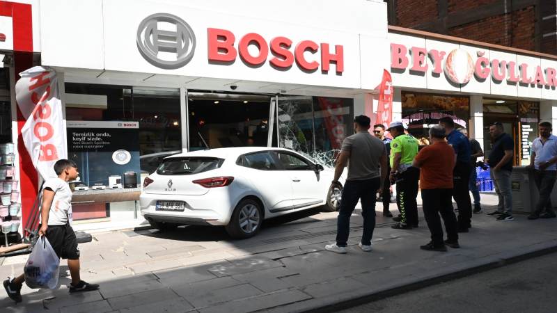 Kavga ettiği amcasını sokak ortasında tabancayla vurdu