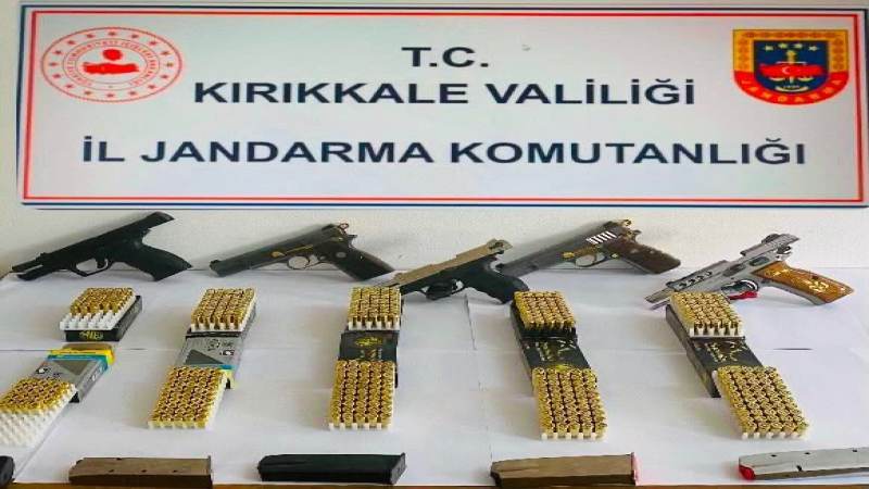 Kavga ettiği amcasını sokak ortasında tabancayla vurdu