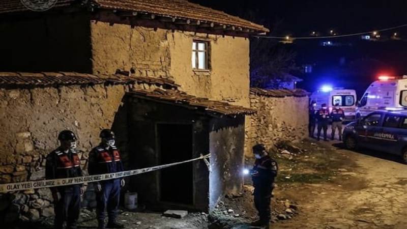 Kavga ettiği amcasını sokak ortasında tabancayla vurdu