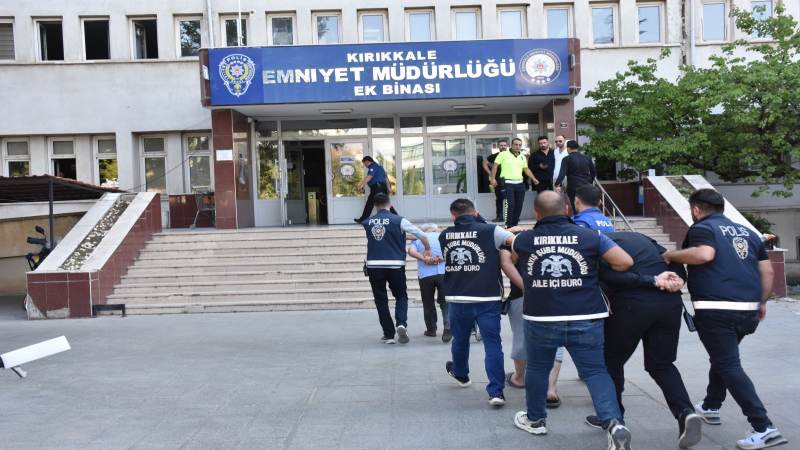 Kavga ettiği amcasını sokak ortasında tabancayla vurdu